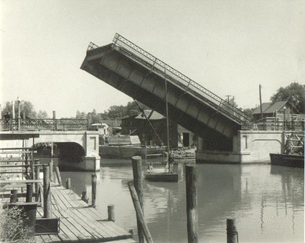 Dover Liftbridge.jpg 56.6K
