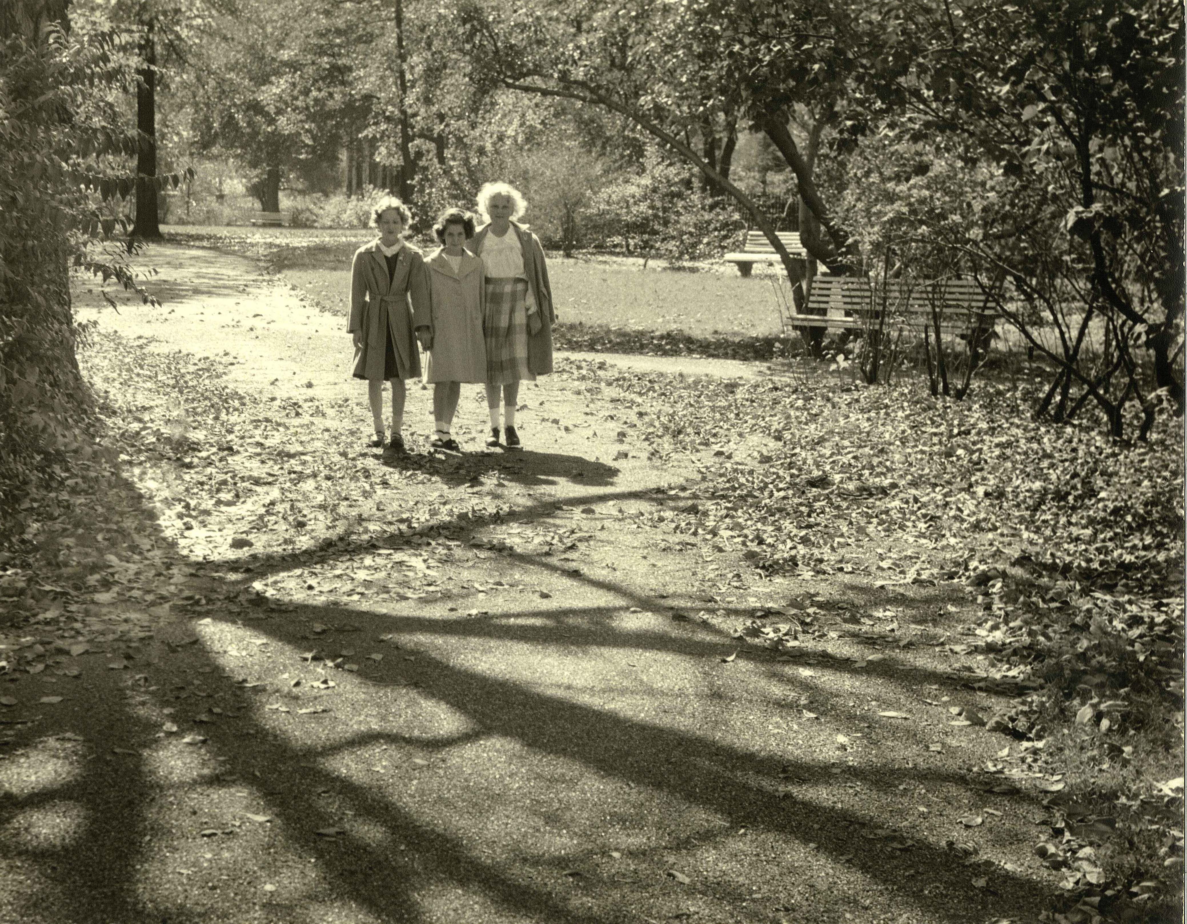 Three Girls Walking.jpg 1802.8K